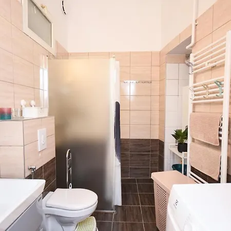 Appartamento Modern & Huge 4 Bedroom 2 Bathroom *