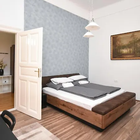 Modern & Huge 4 Bedroom 2 Bathroom Appartamento *