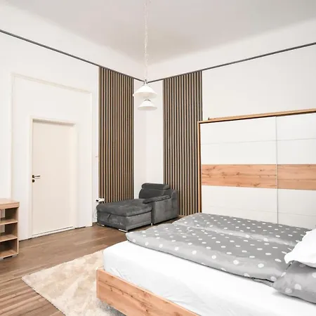 Modern & Huge 4 Bedroom 2 Bathroom Appartamento Budapest
