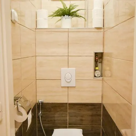 Modern & Huge 4 Bedroom 2 Bathroom Appartamento Budapest