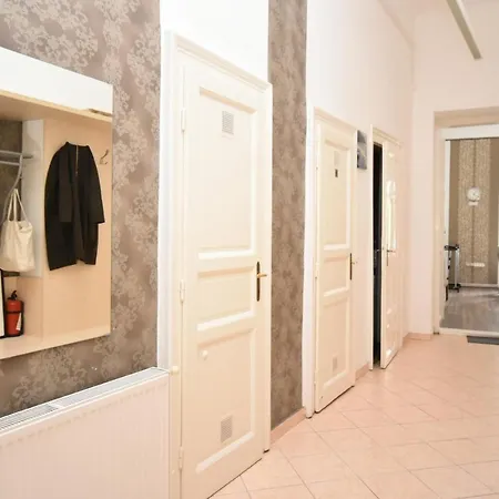 Modern & Huge 4 Bedroom 2 Bathroom