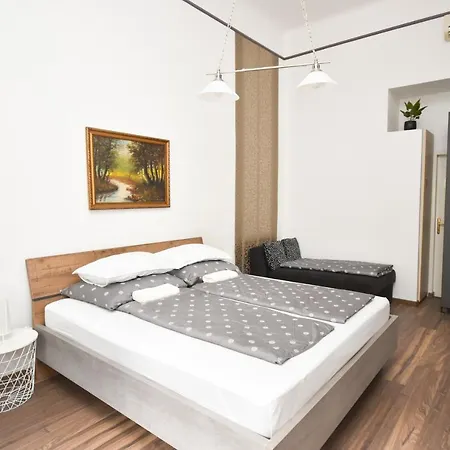 Modern & Huge 4 Bedroom 2 Bathroom Appartamento Budapest