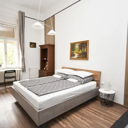Modern & Huge 4 Bedroom 2 Bathroom Будапешт